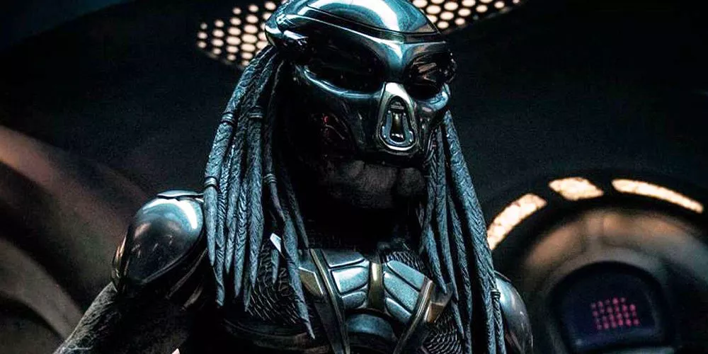 El depredador opera los controles de su nave en The Predator.