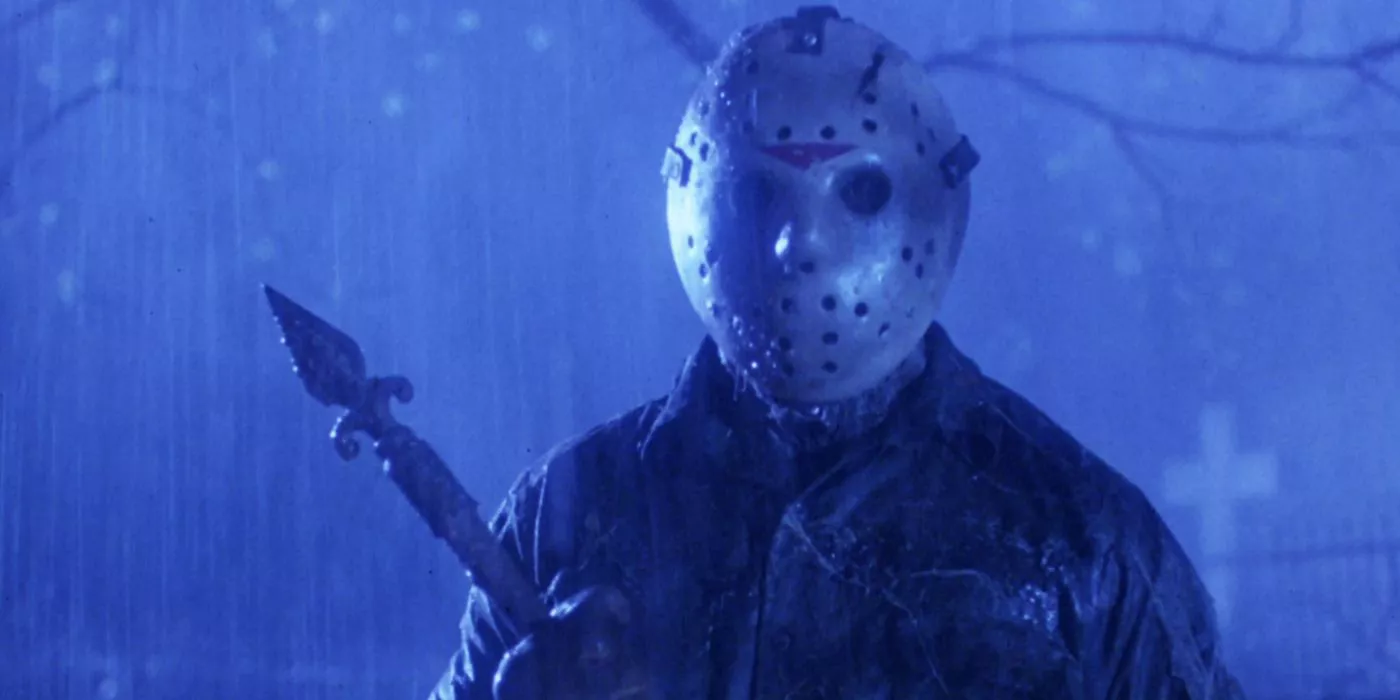 Jason Voorhees en Viernes 13 agarrando un arma de hierro