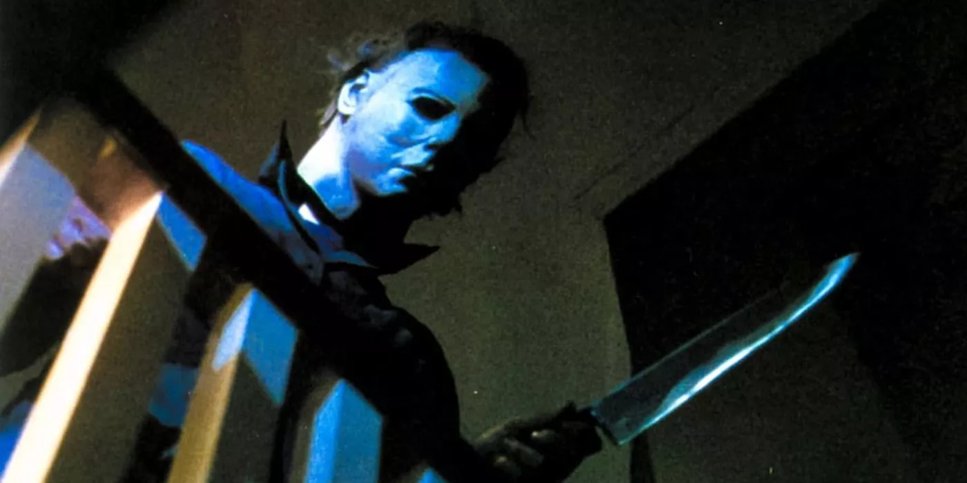 Michael Myers mirando por un pasamanos en Halloween