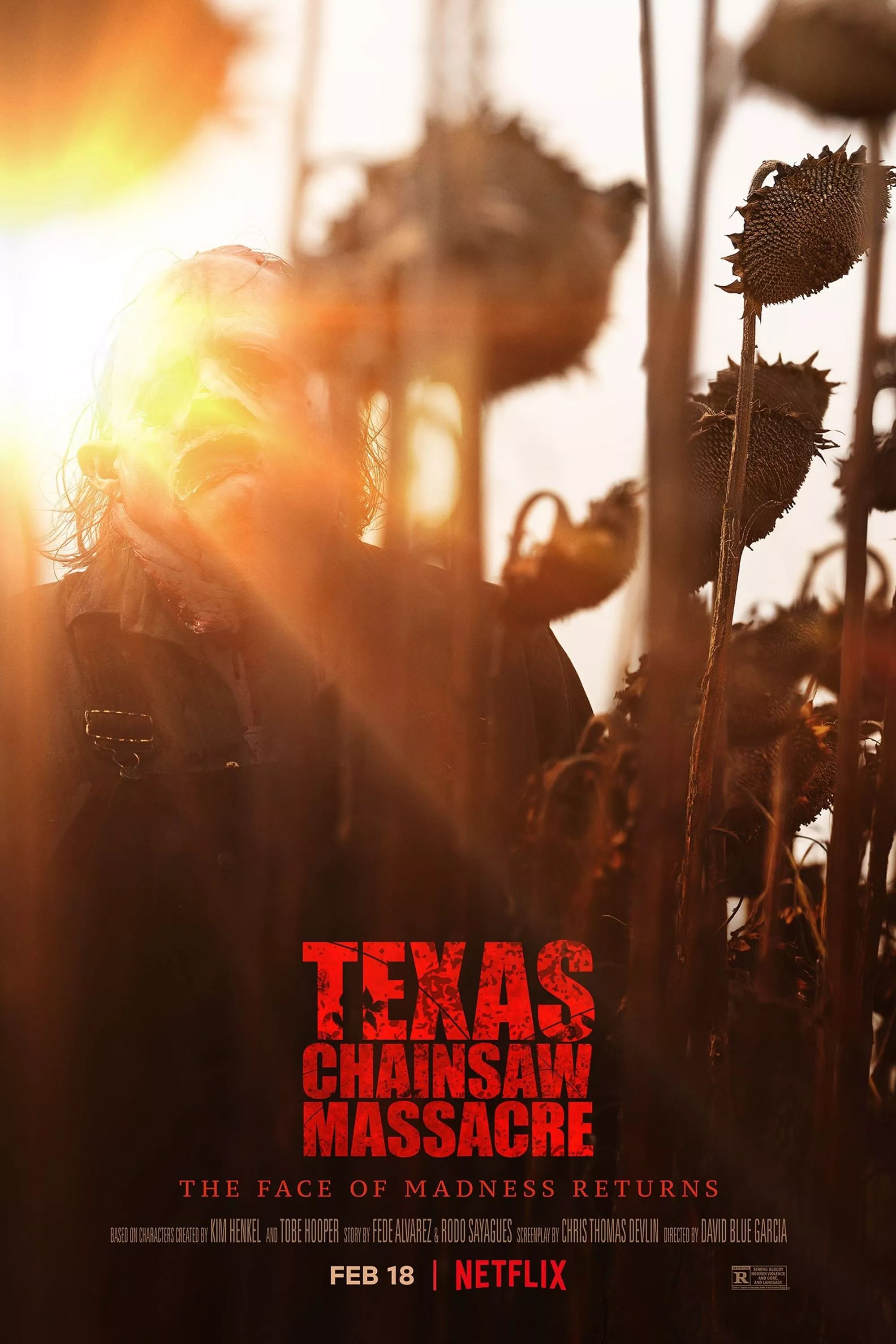 El póster de La masacre de Texas muestra a Leatherface detrás de un destello en un campo de girasoles.