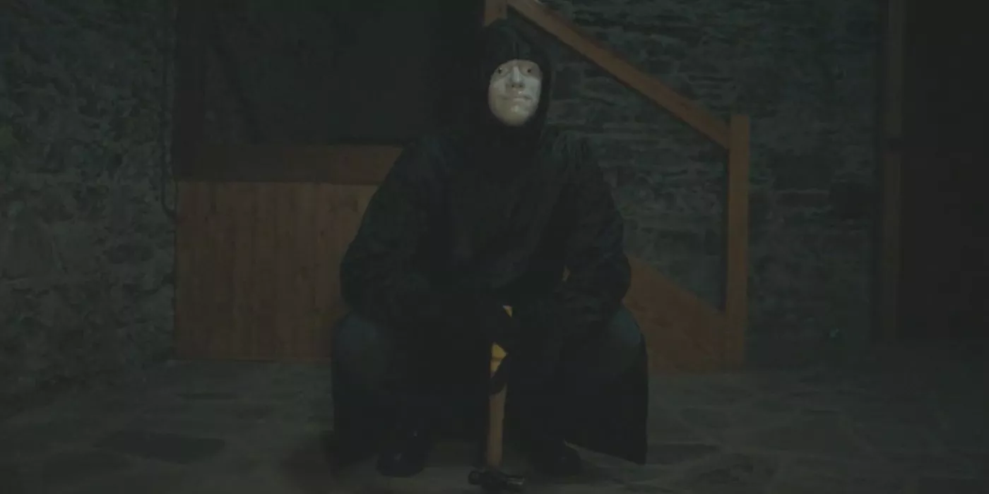 El asesino enmascarado de Oddity se agacha en la oscuridad