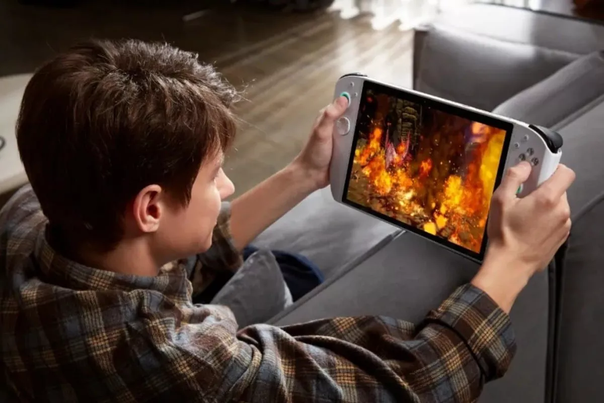 Intel And Tencent Games Have Teamed Up To Create The 1St 3D Pc Game Handheld