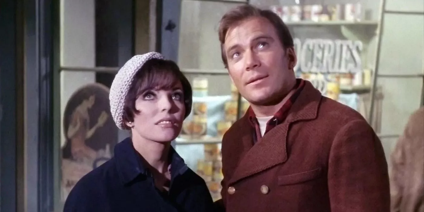 Capitán Kirk y Edith Keeler en Star Trek La ciudad al borde de la eternidad
