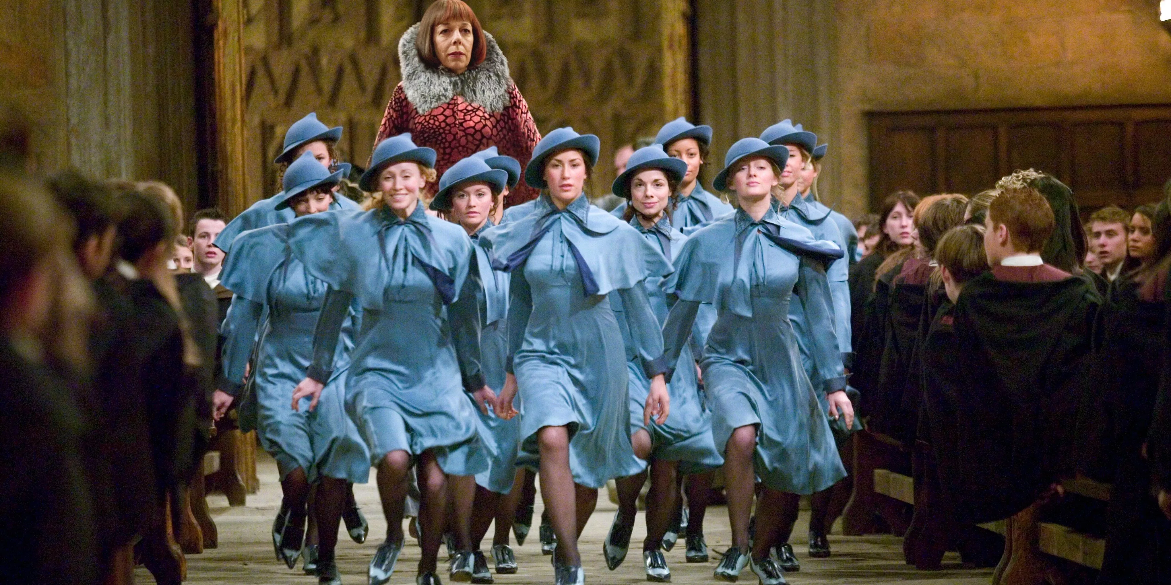 Los Beauxbatons llegan a Hogwarts en Harry Potter y La Copa de Fuego.