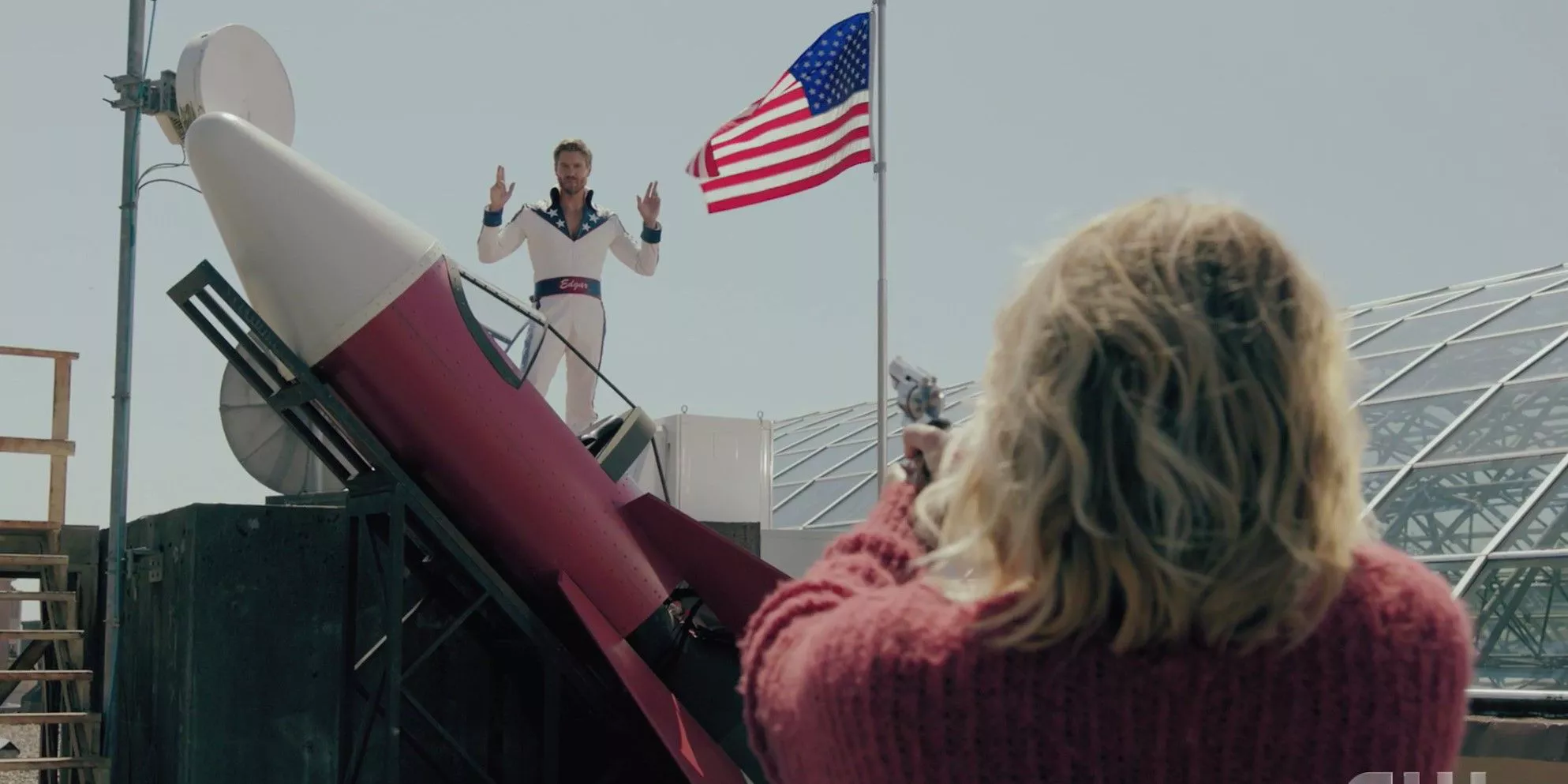 Betty apunta con un arma a Edgar en Riverdale