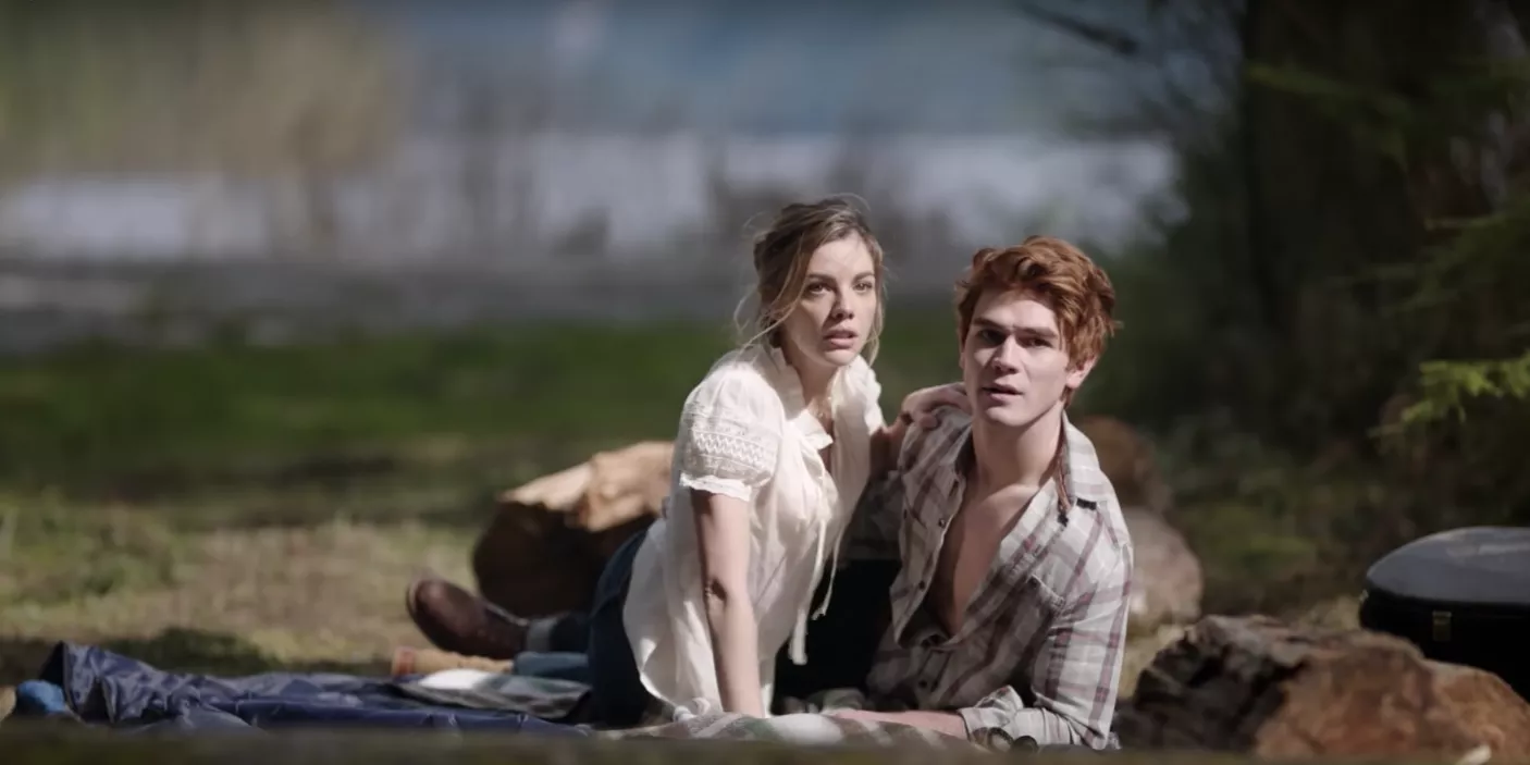 Archie y Grundy en una posición comprometida en Riverdale