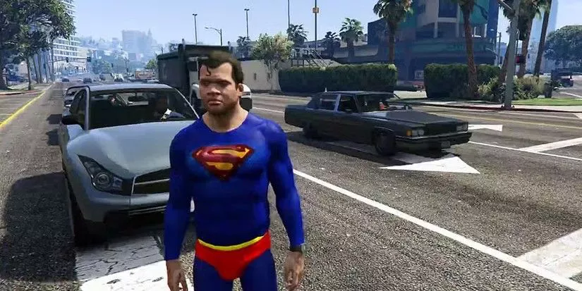 El jugador de pie en medio de la calle vestido como Superman en GTA 5