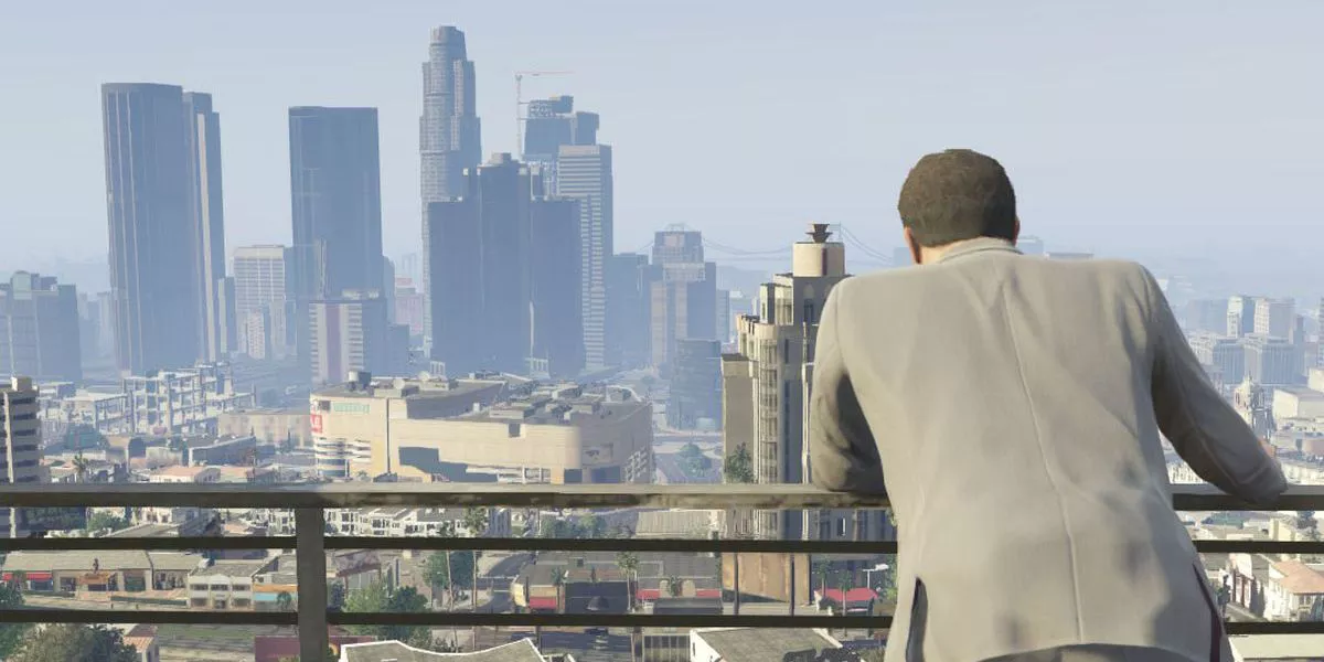 Un personaje de GTA Online mirando Los Santos