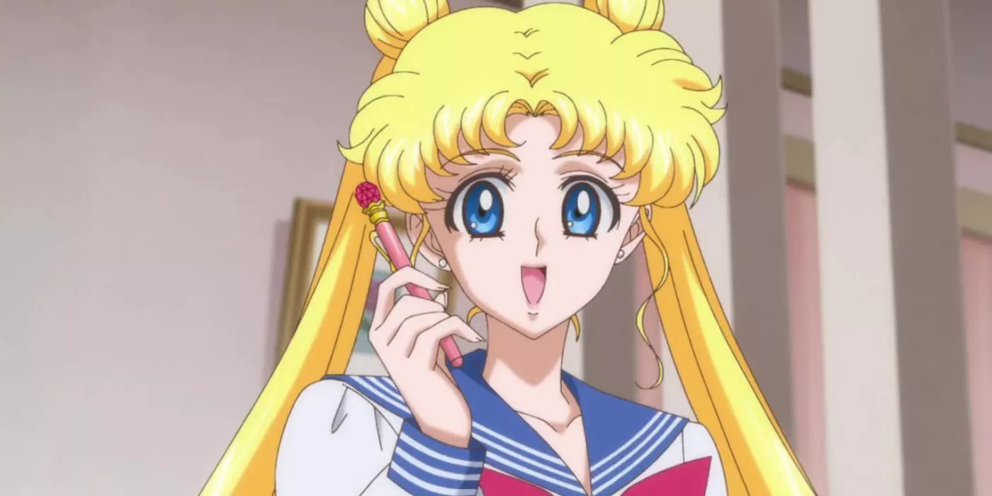 Usagi Tsukino sostiene su Disguise Pen con una gran sonrisa en su rostro en Sailor Moon Crystal.