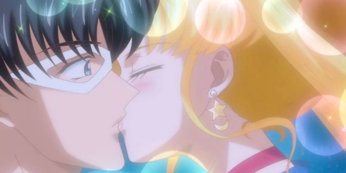 Sailor Moon besa a Tuxedo Mask y lo sorprende en Sailor Moon Crystal.