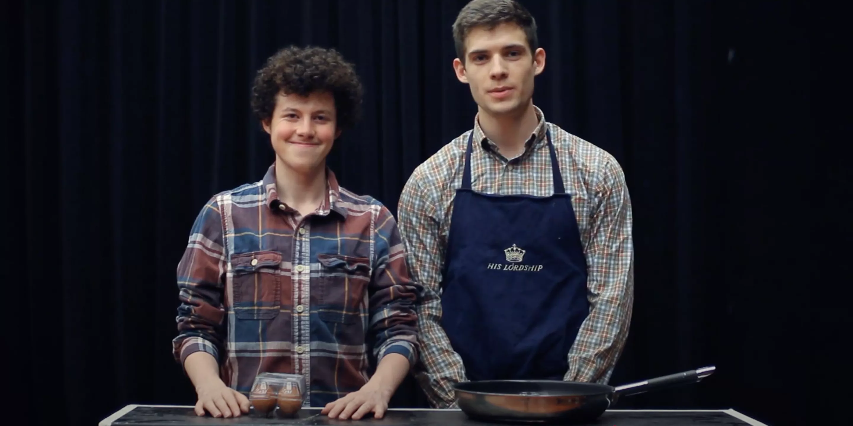 Moe y Jerryweather- Moe (Adam Langdon) y Jerry Weather (David Corenswet) presentan un programa de cocina