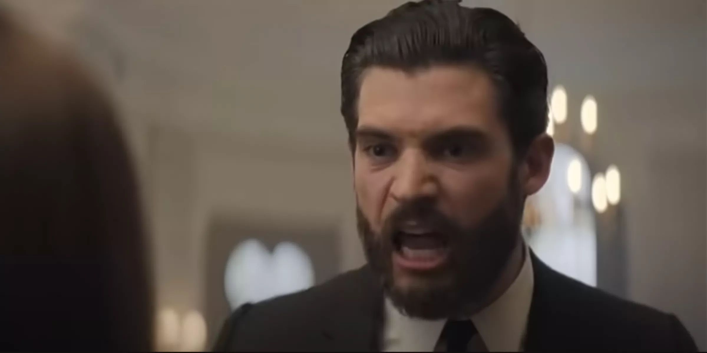 Lady in the Lake Allan (David Corenswet) grita a Maddie (Natalie Portman)