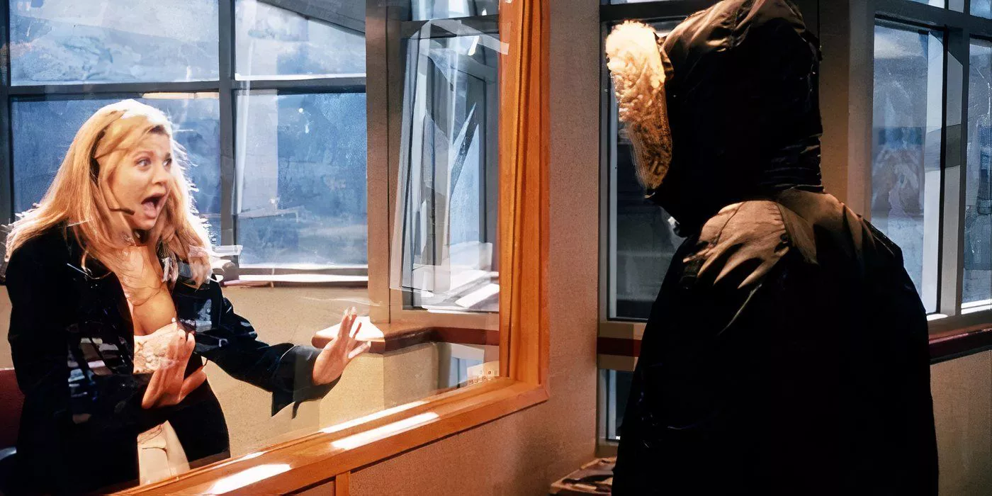 Sasha Thomas is facing the killer through the glass in Urban Legend