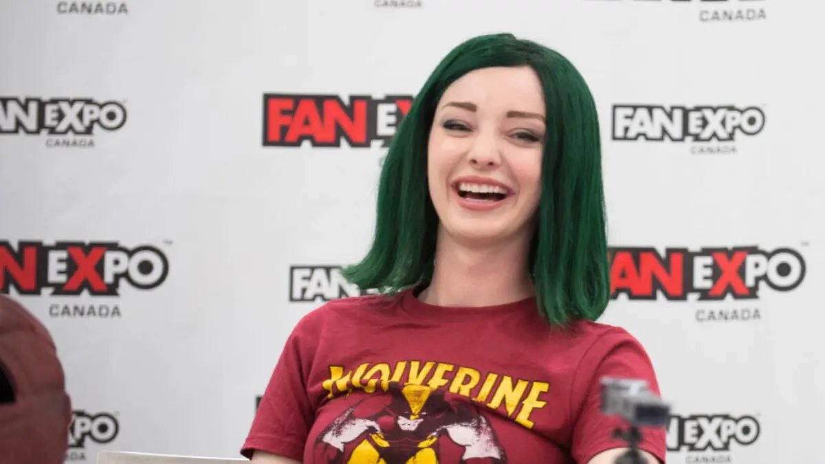 Emma Dumont Habla Sobre Su Verdadero Yo, Y La Reacción De Internet Es Más Que Asquerosa