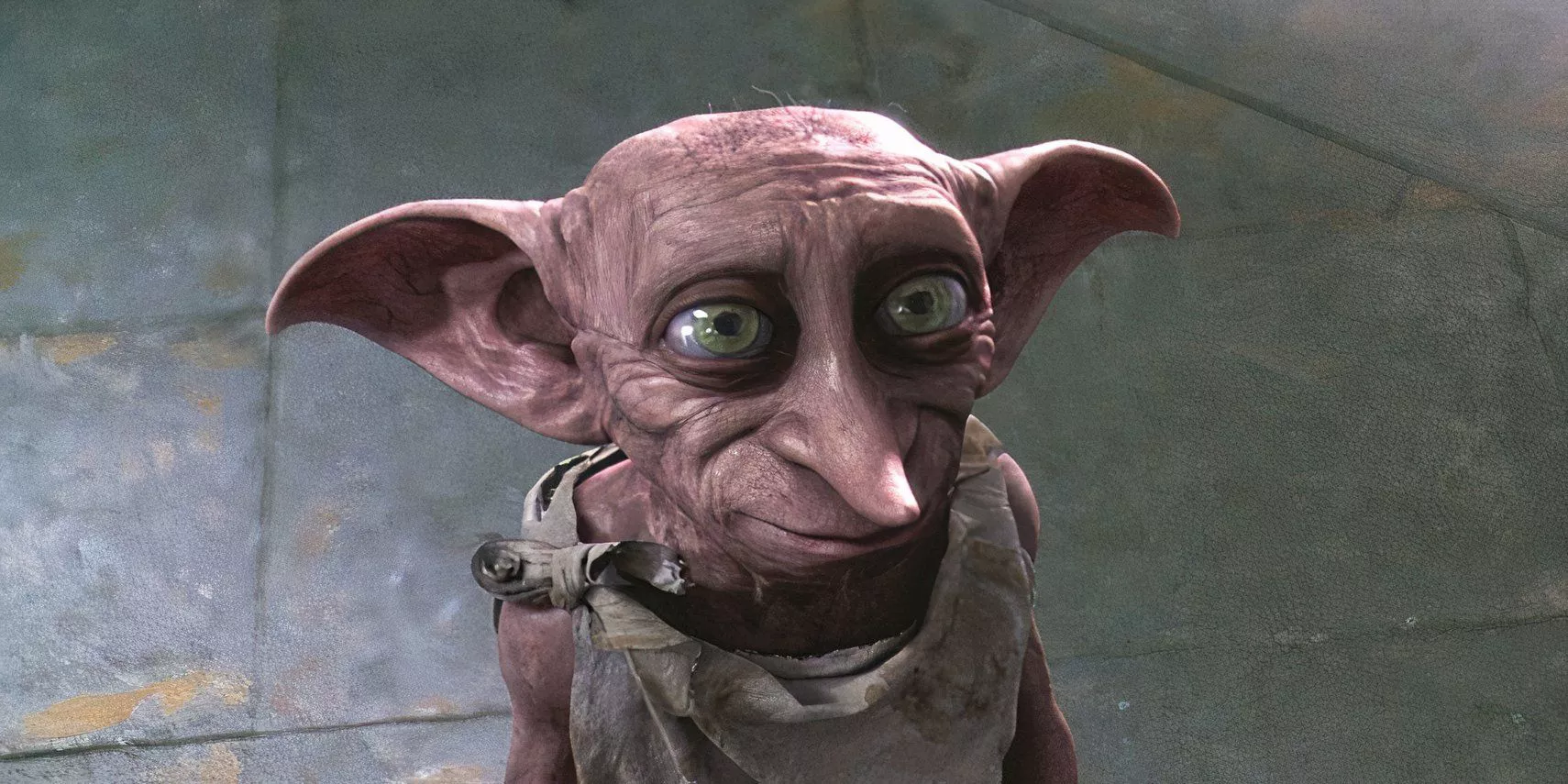 Dobby el elfo doméstico está sonriendo en Harry Potter