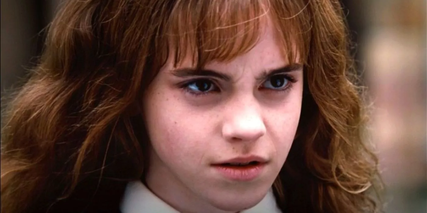 Hermione Granger (actriz Emma Watson) luciendo enojada en Harry Potter y la Cámara Secreta.