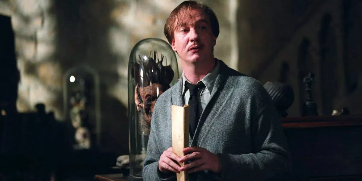Remus Lupin viste un traje rasgado en Harry Potter y el prisionero de Azkaban