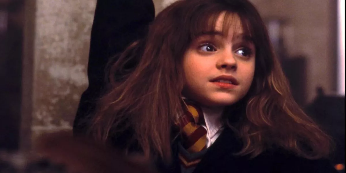 Hermione Granger en La Piedra Filosofal levantando la mano