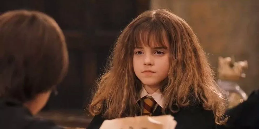 Hermione Granger mira a Harry Potter con una expresión condescendiente.