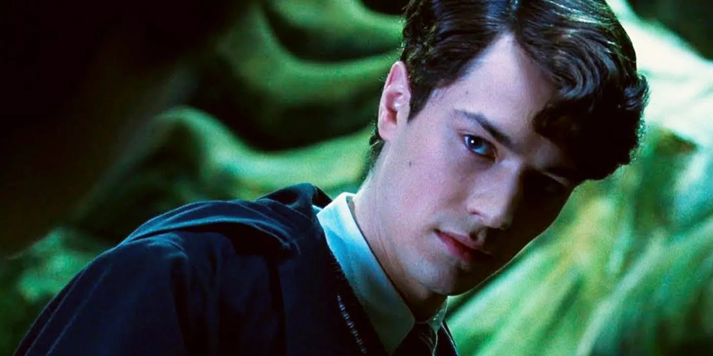 Tom Riddle mira desde la Cámara de los Secretos en Harry Potter y la cámara secreta.