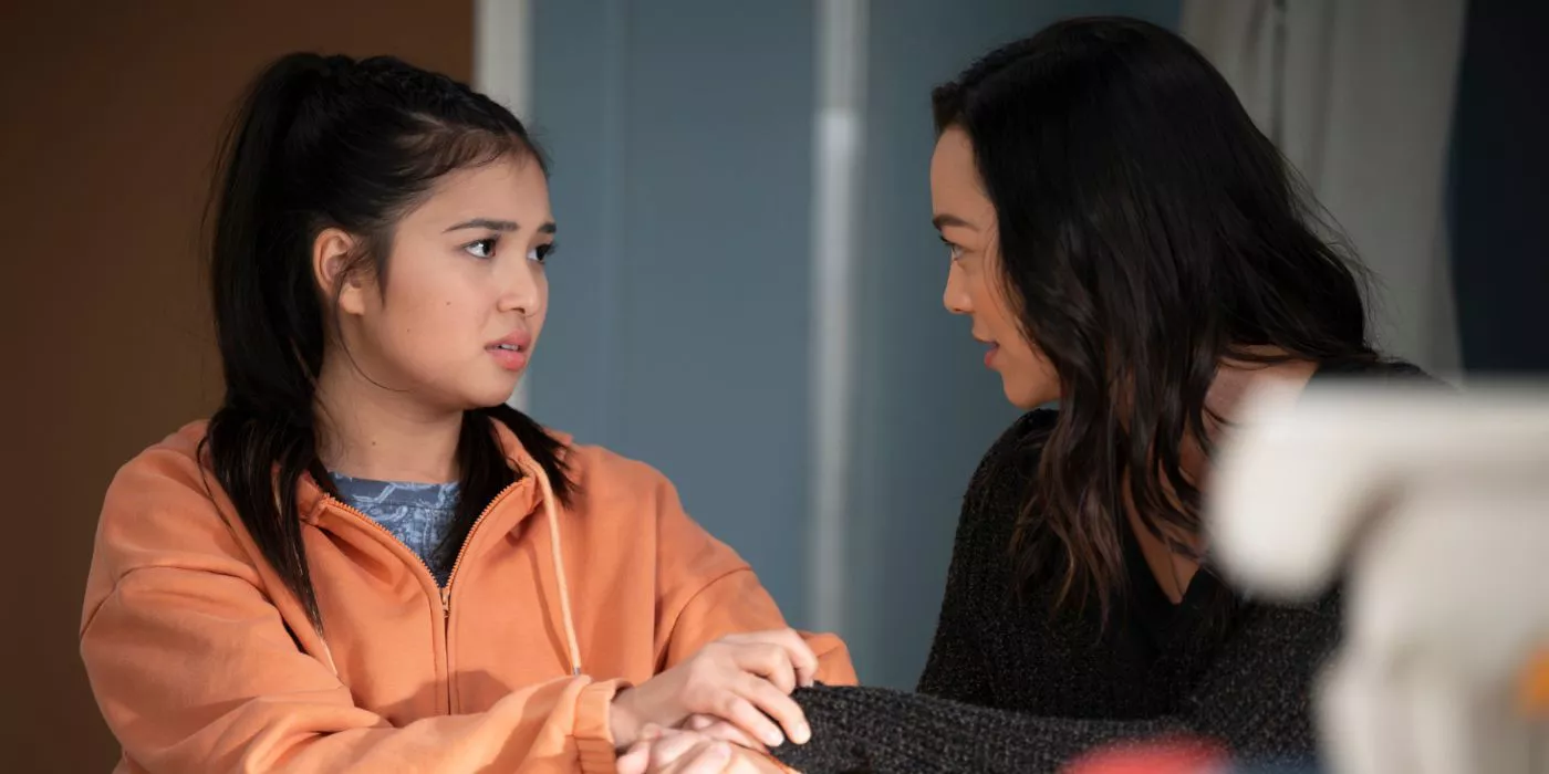 Grey's Anatomy Temporada 21 - Chloe Yasuda con Mika Yasuda en una sala de hospital