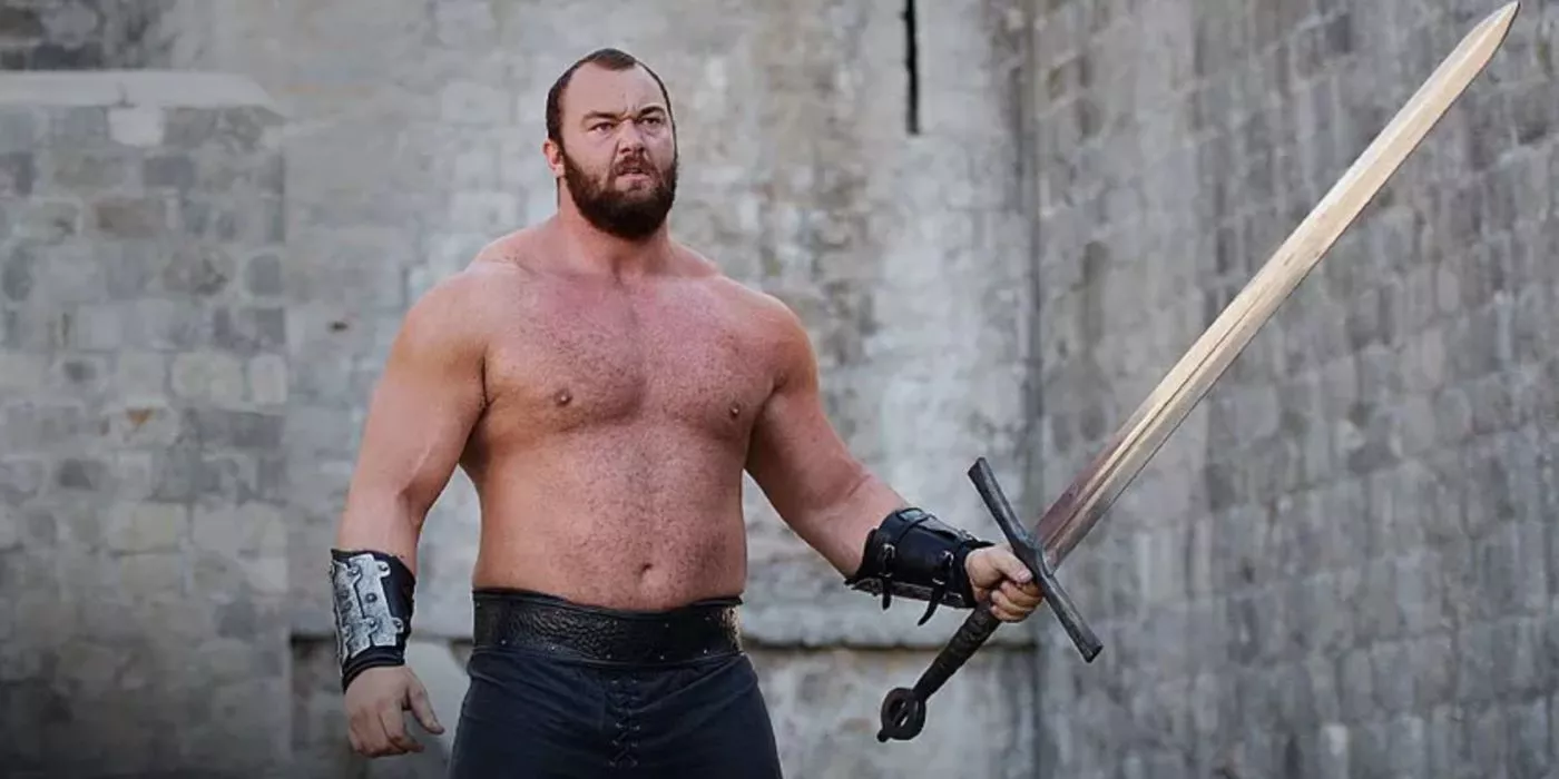 Gregor 'La Montaña' Clegane de Game of Thrones sosteniendo una espada.