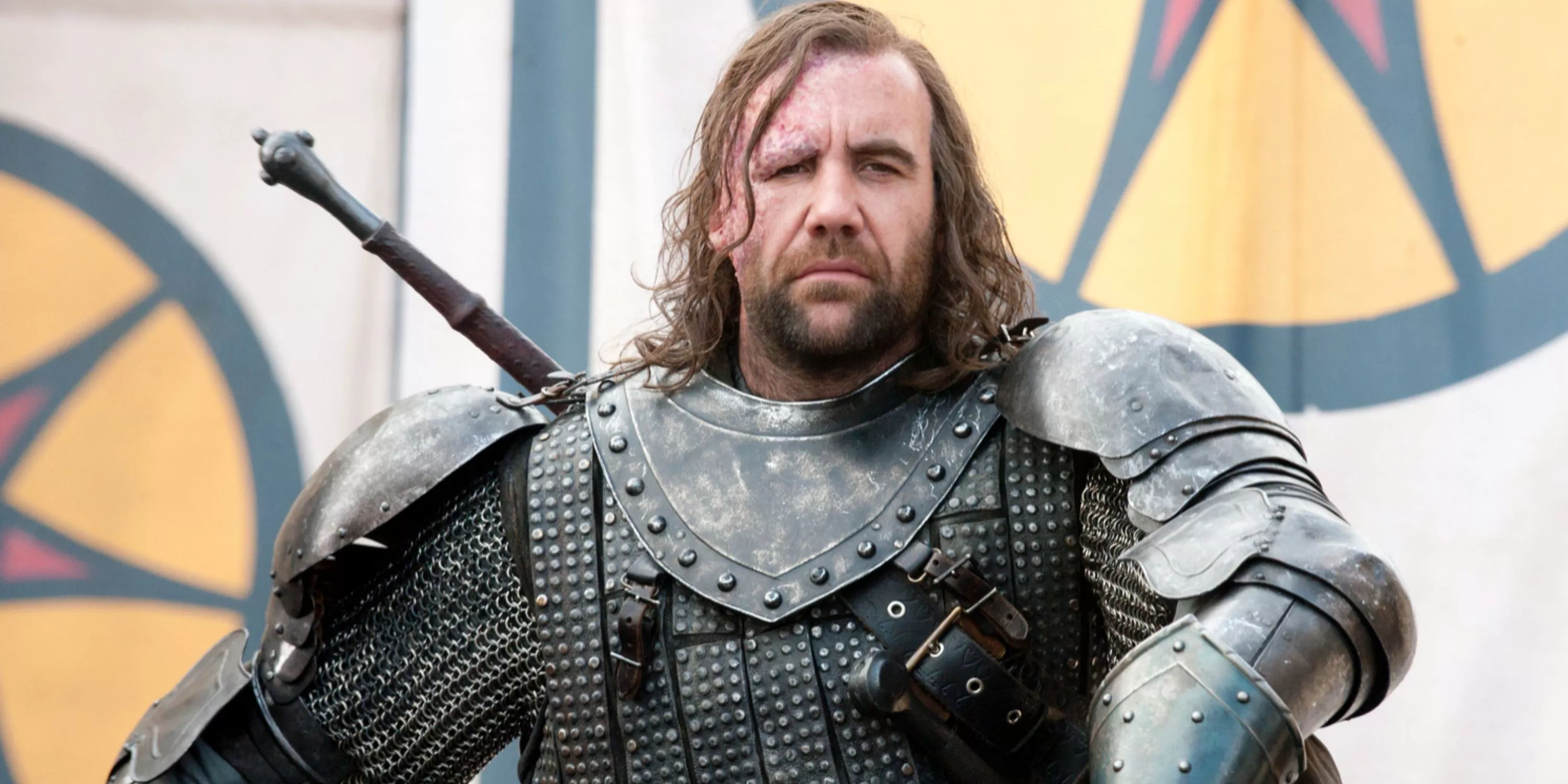 Sandor Clegane, mejor conocido como El Perro, mira hacia la cámara en Game of Thrones