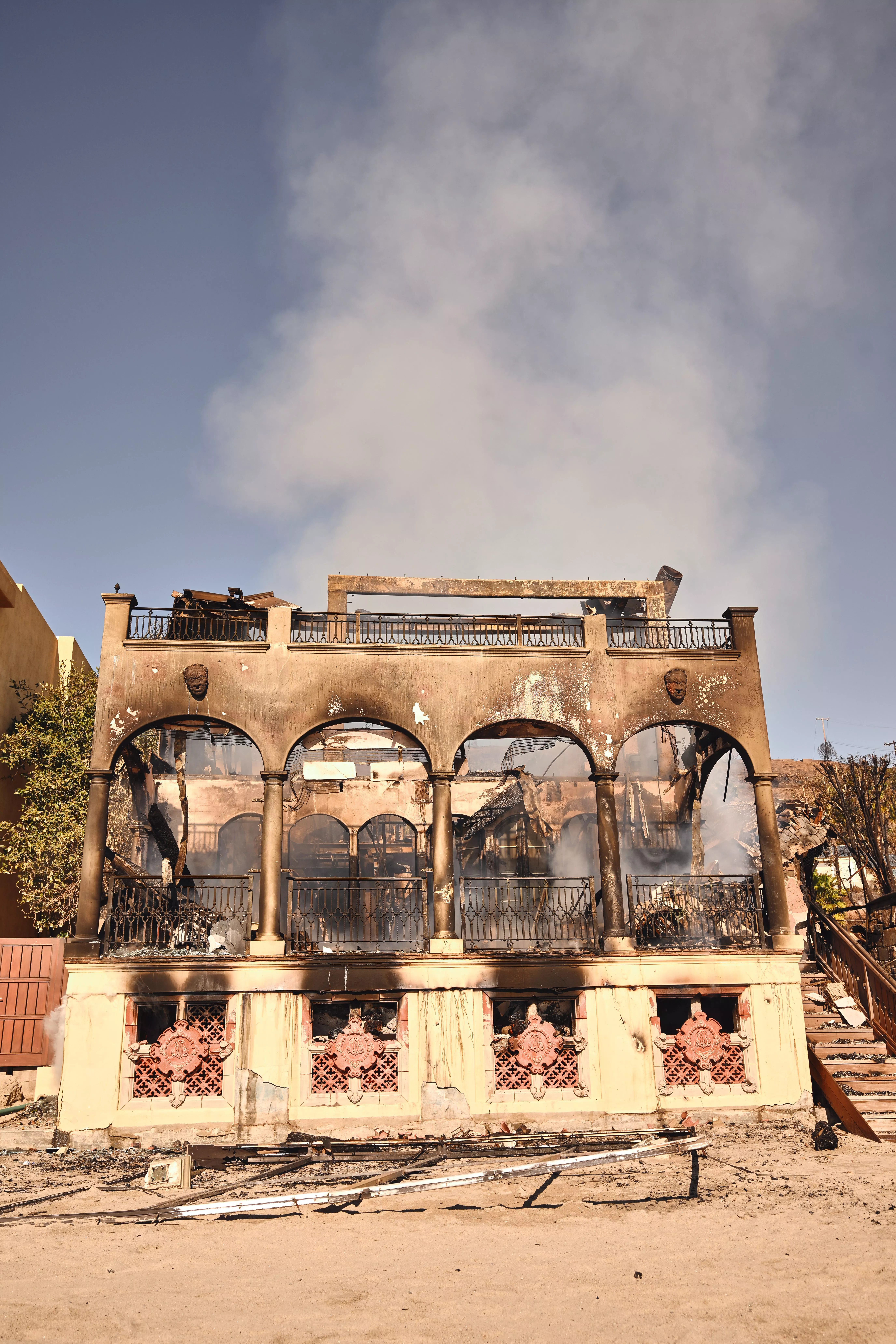 Una fotografía de una casa a lo largo de la Pacific Coast Highway que ha sido destruida por el incendio de Palisades en Malibu, California el 10 de enero de 2025.