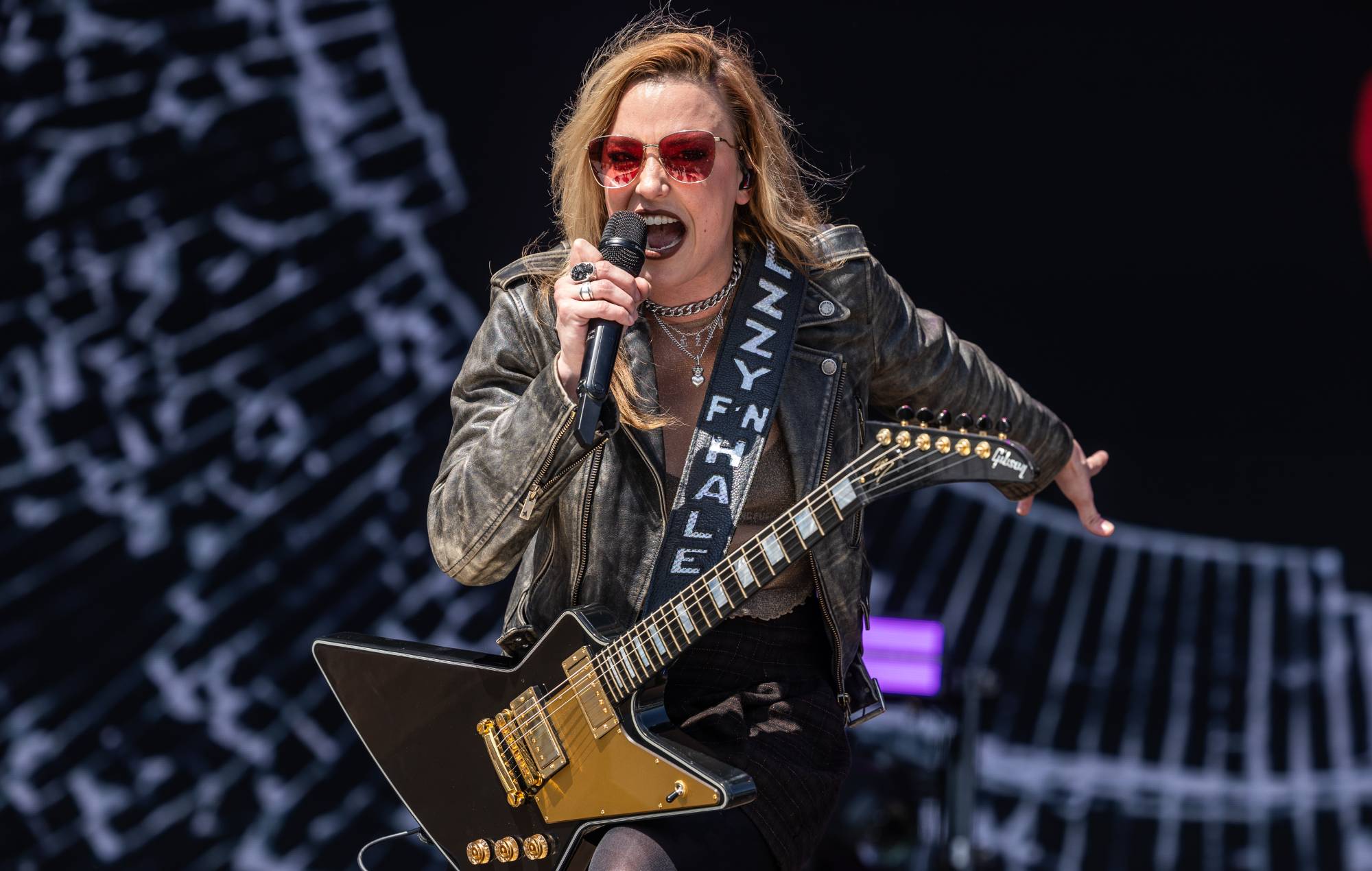 Lzzy Hale una vez rompió con un chico por quedarse dormido durante un concierto de Tool