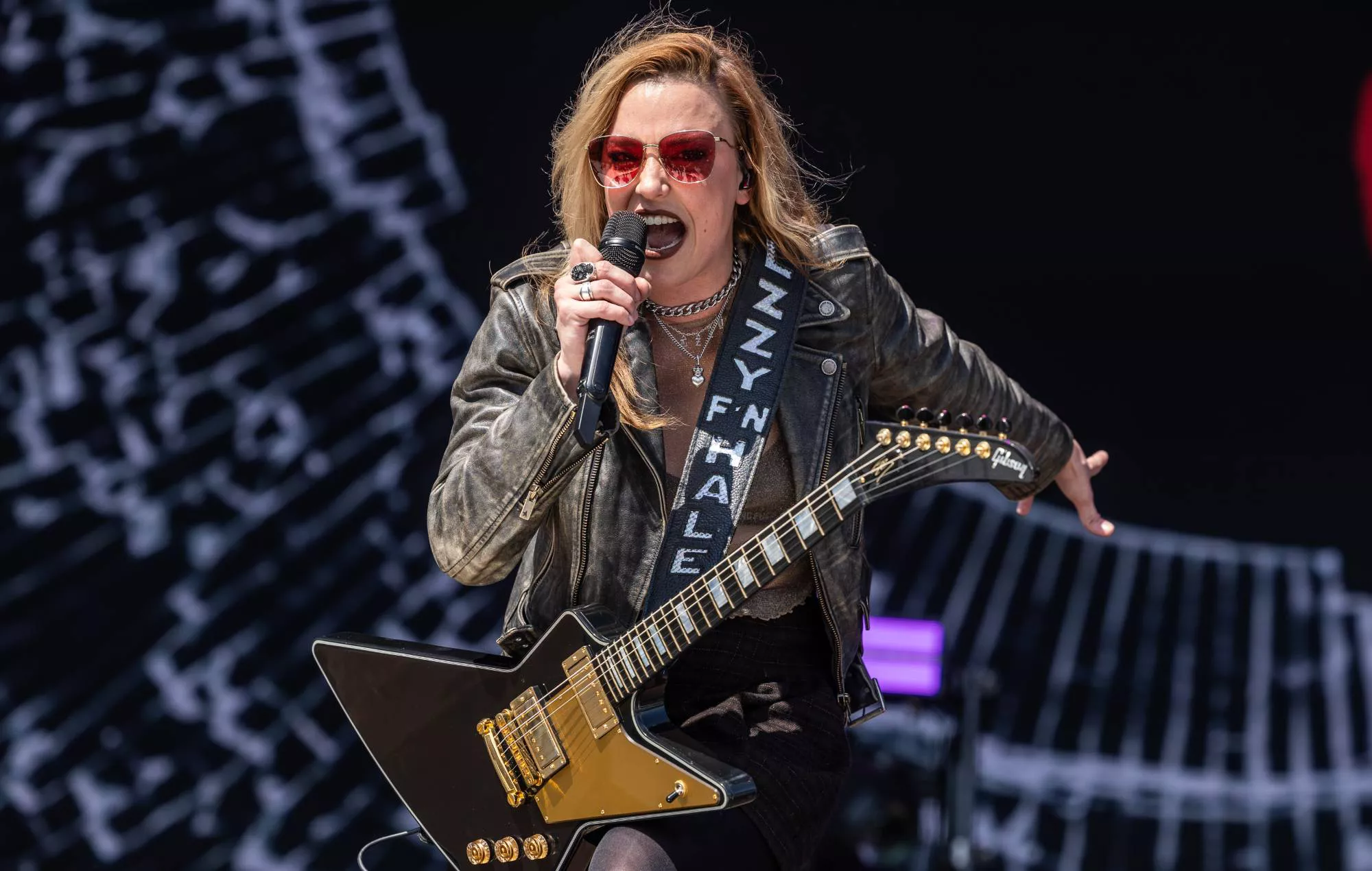 Lzzy Hale una vez rompió con un chico por quedarse dormido durante un concierto de Tool