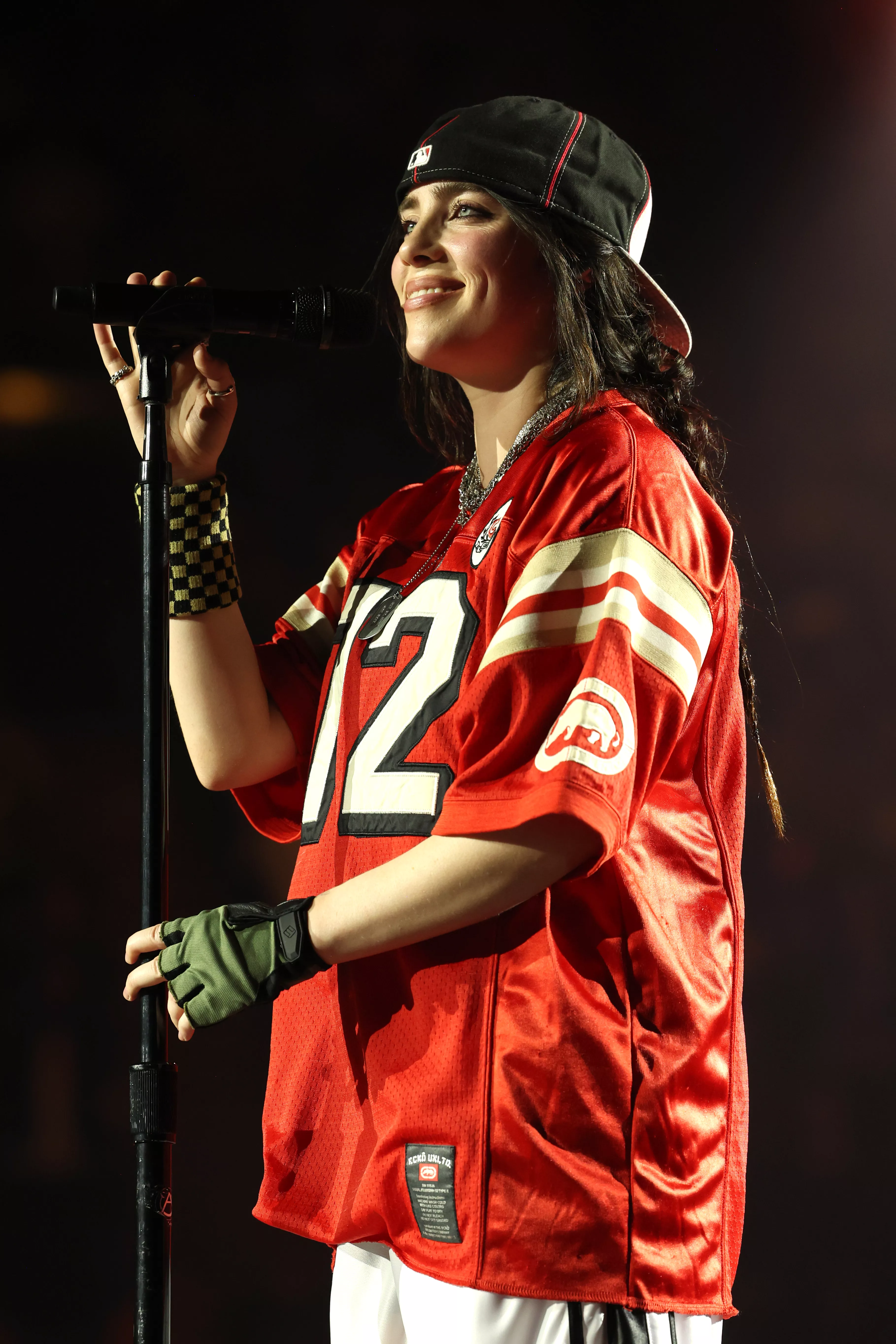 Billie Eilish actúa durante su tour en el Kia Forum