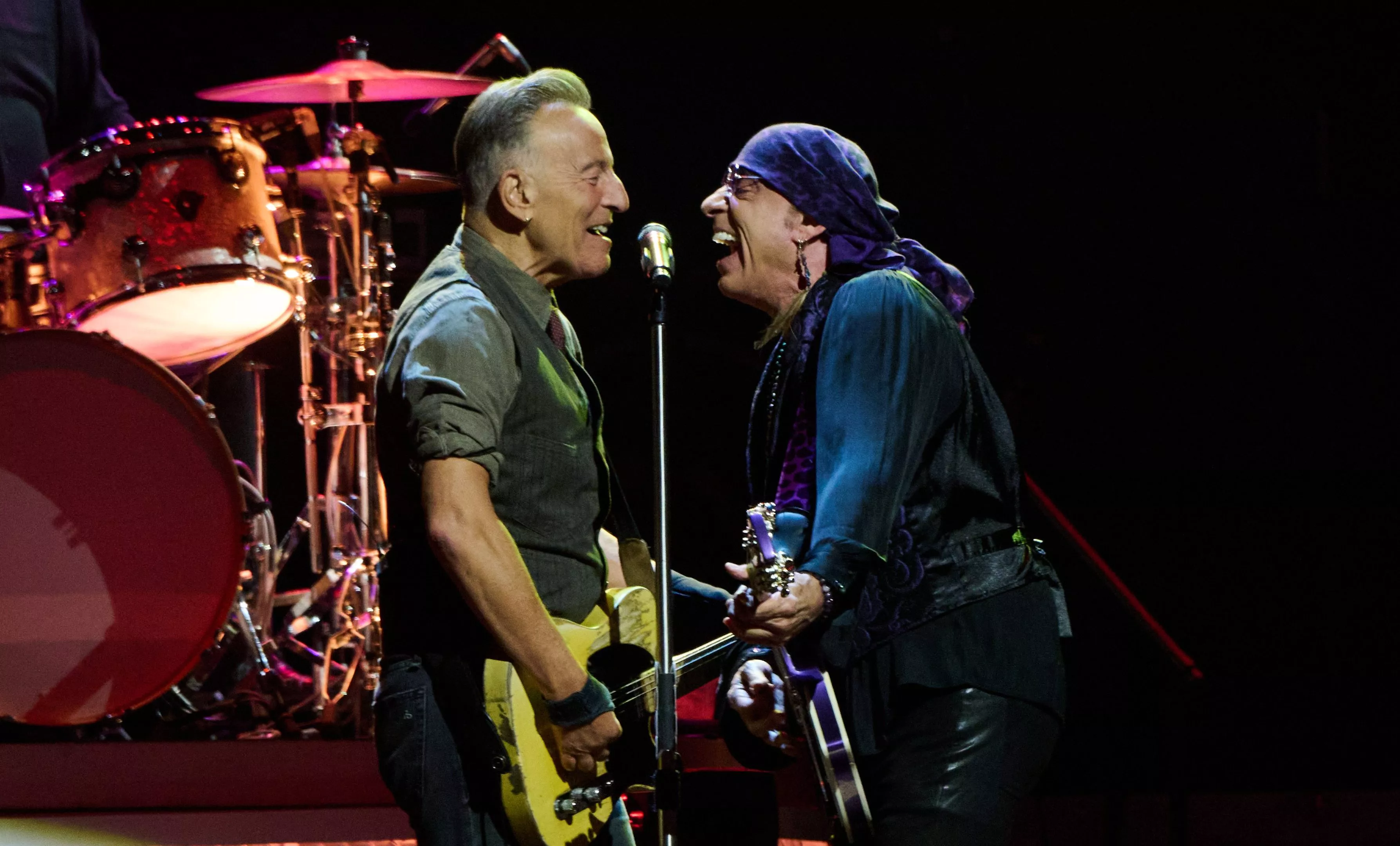 Bruce Springsteen y Steven Van Zandt en el concierto de Bruce Springsteen y la E Street Band en el Kia Forum el 4 de abril de 2024 en Los Ángeles, California.