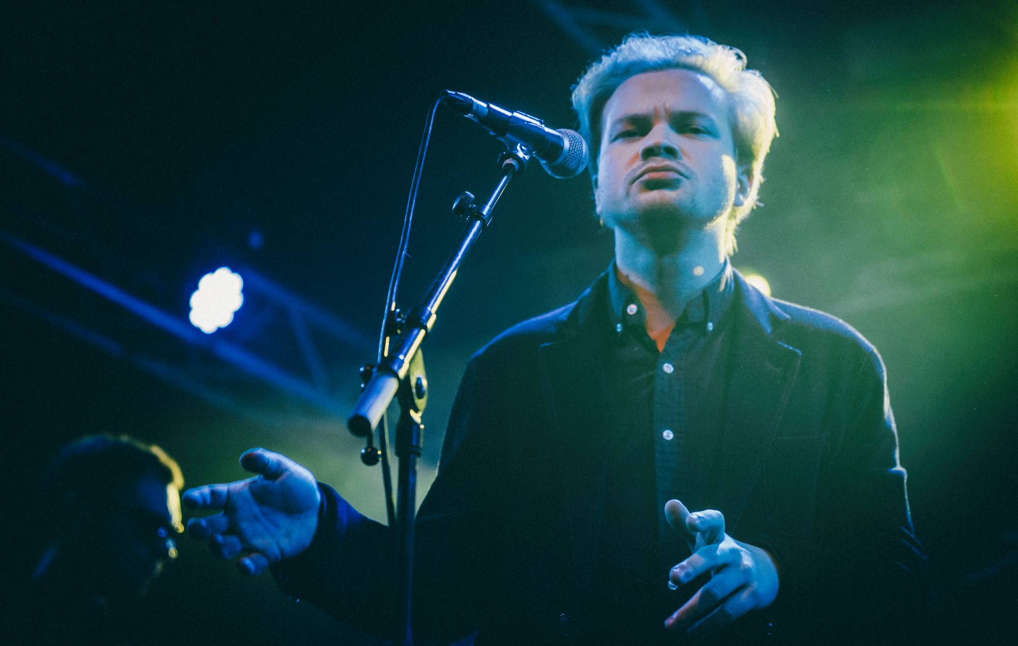 Mira a Geordie Greep actuar con el cantante del viral 'I Am Rectangular'