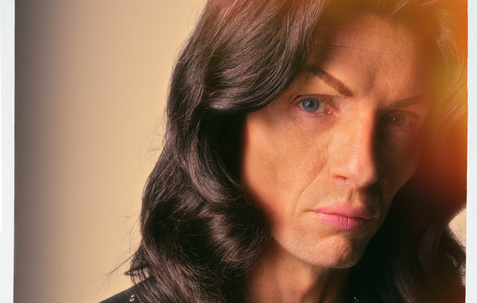 The Darkness explora los roles de género y el "auto-desprecio" en el video reflexivo de 'I Hate Myself'