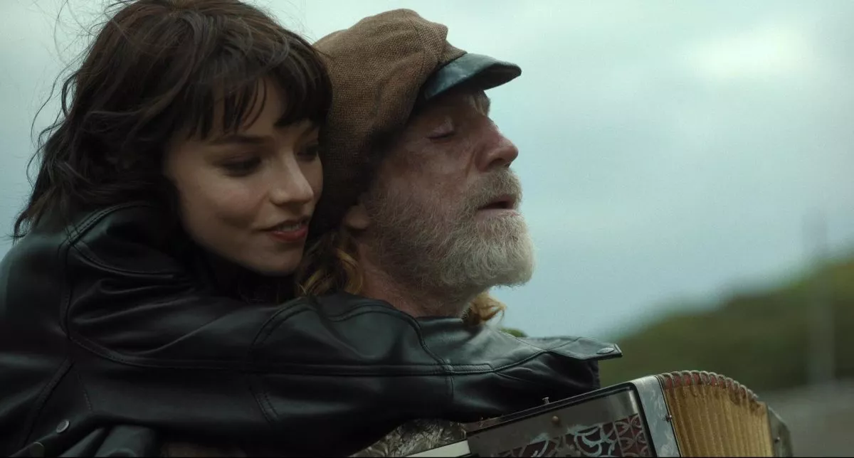 Todos los Actores Principales y el Reparto de The Gorge