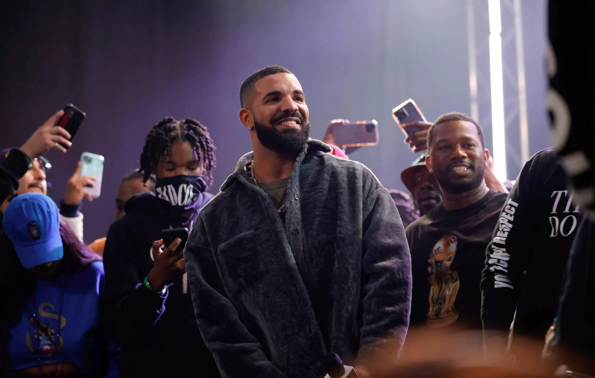 Los fans de Drake se vuelven virales por carteles 