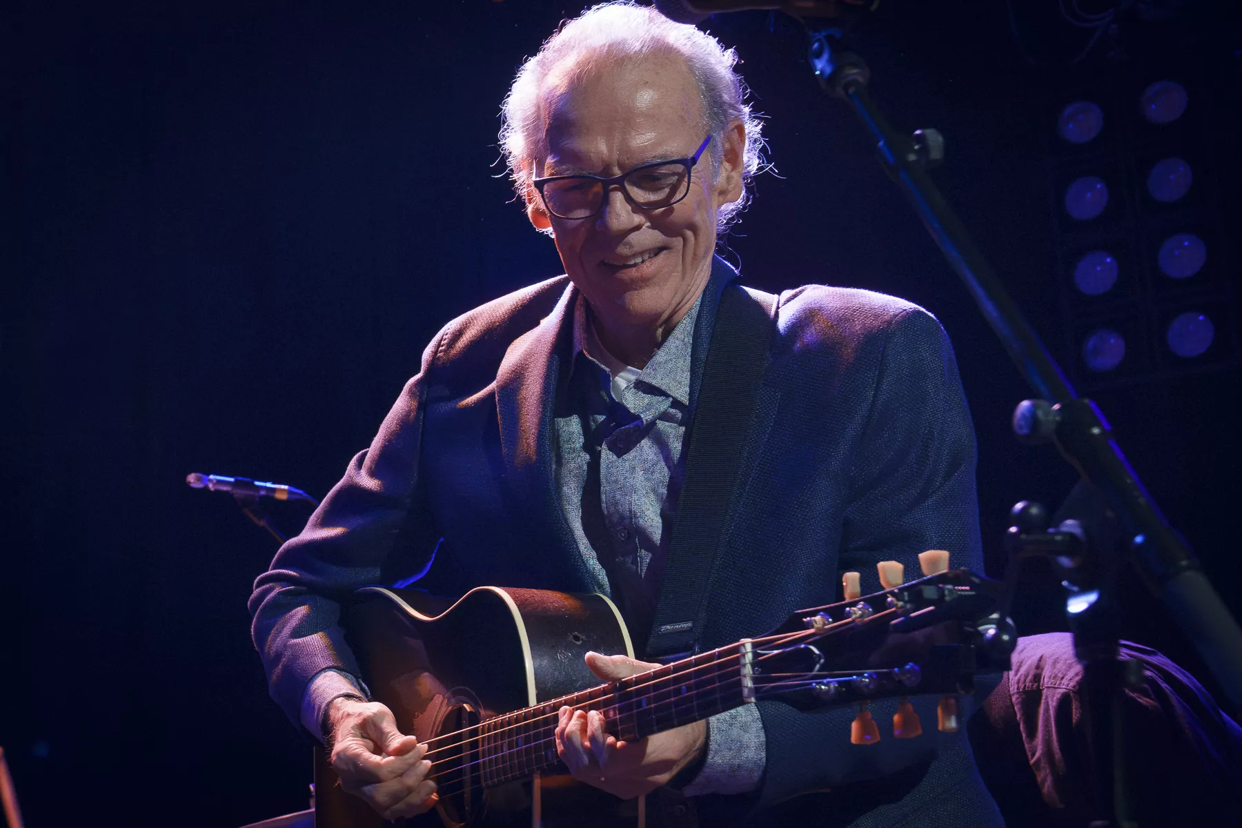 John Hiatt Honrado por Estrellas de Americana en un Espléndido Show de Tributo en el Troubadour