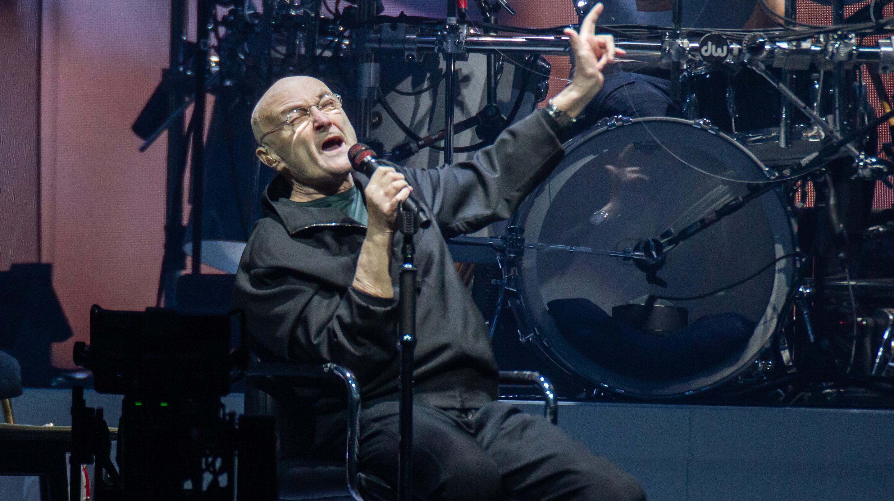 Phil Collins dice que ha estado 'enfermo, quiero decir, muy enfermo', describiendo su desinterés por grabar desde la última gira de Genesis