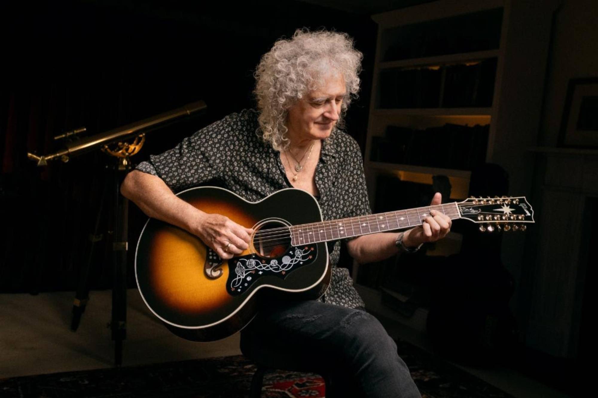 Brian May de Queen lanza nueva guitarra acústica de 12 cuerdas con Gibson: “Desearía que mi padre estuviera aquí para verlo”