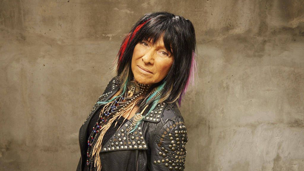 La Activista Cantante Buffy Sainte-Marie Despojada de la Orden de Canadá, el Honor Civil Más Prestigioso del País