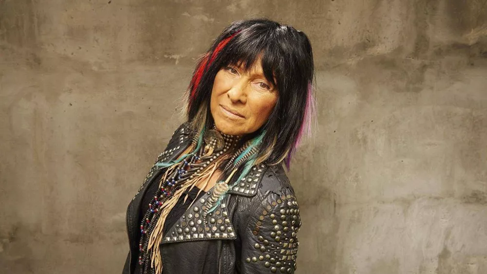 La Activista Cantante Buffy Sainte-Marie Despojada de la Orden de Canadá, el Honor Civil Más Prestigioso del País