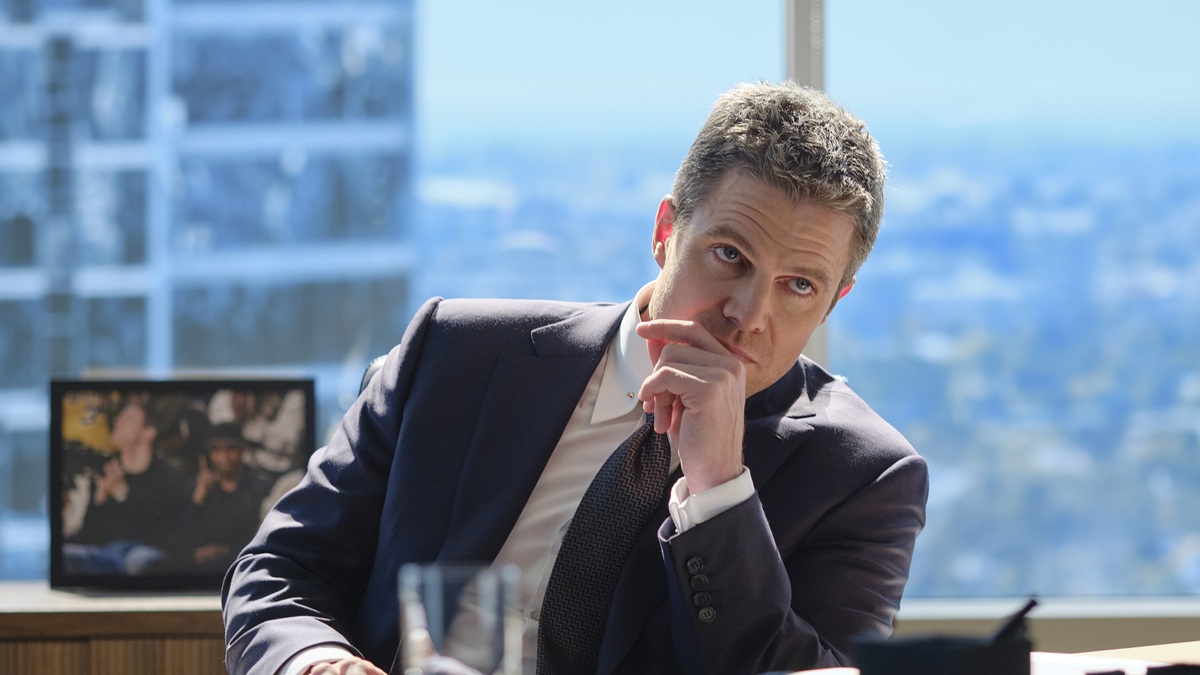 Suits LA confirma que los personajes interpretados por Stephen Amell están condenados a tener problemas con sus padres