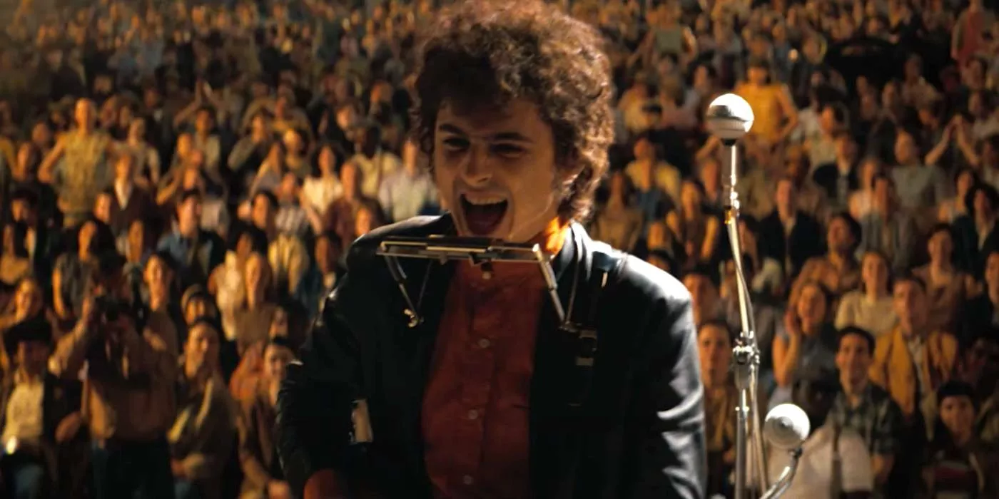 Timothée Chalamet como Bob Dylan durante su famosa actuación en el Festival Folk de Newport de 1965 en A Complete Unknown