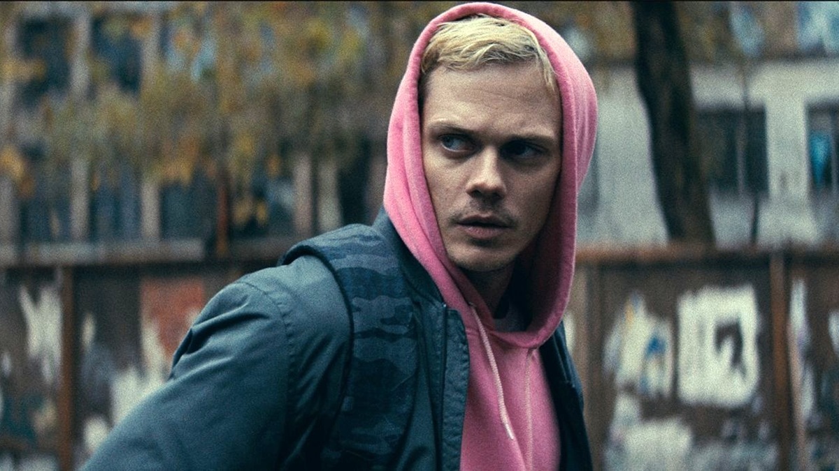 Bill Skarsgård y Anthony Hopkins luchan por la supremacía moral en el thriller Locked