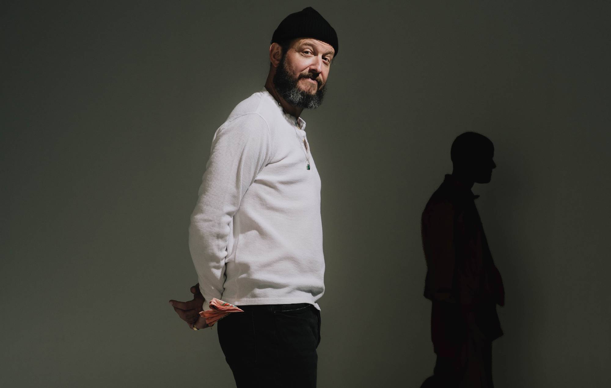 Bon Iver debutará sus dos próximos sencillos a través de una transmisión en vivo de una cámara de caza 24/7 – incluyendo colaboración con Danielle Haim