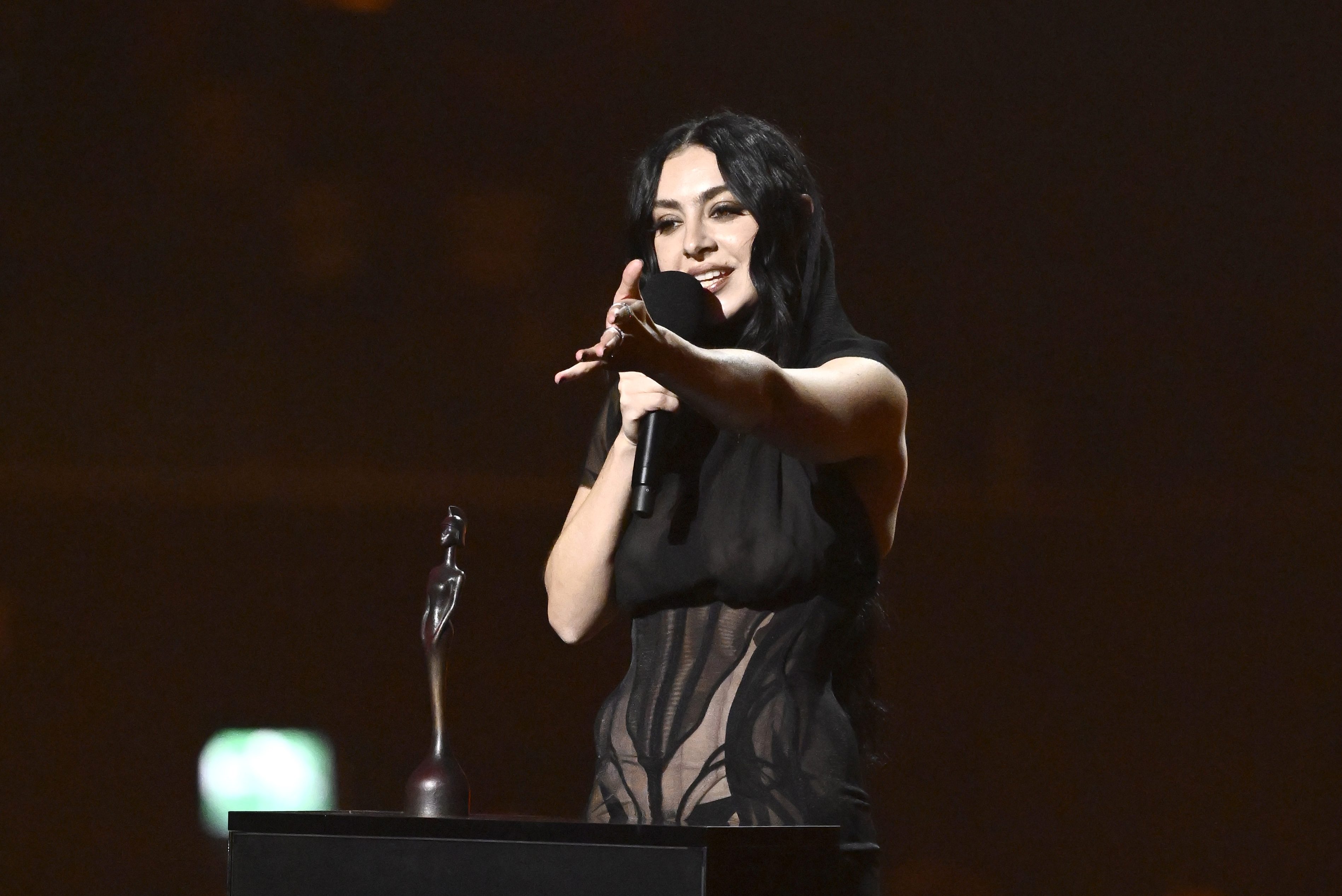 Charli XCX convierte los BRIT Awards en los ‘Brat’ Awards