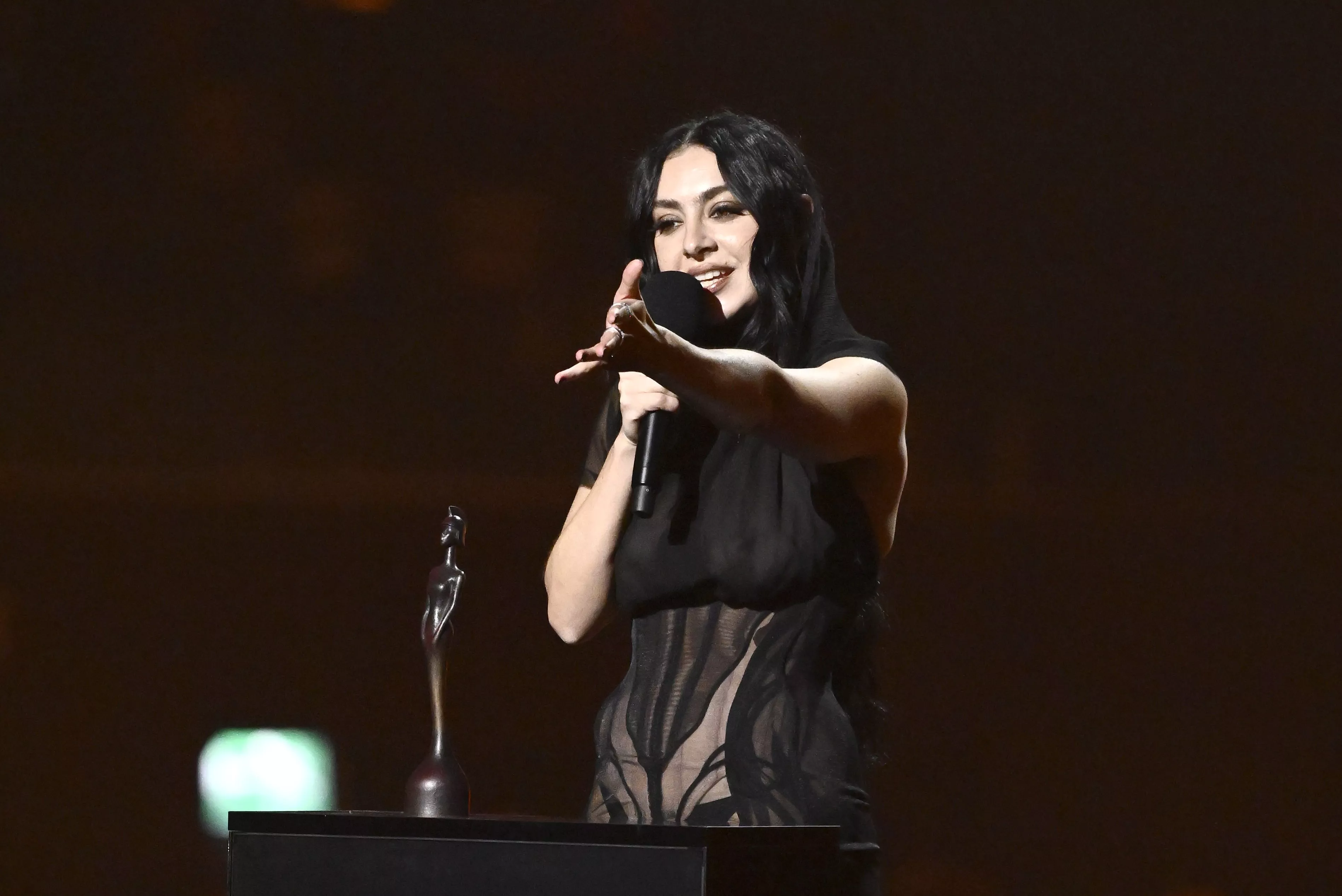 Charli XCX convierte los BRIT Awards en los ‘Brat’ Awards