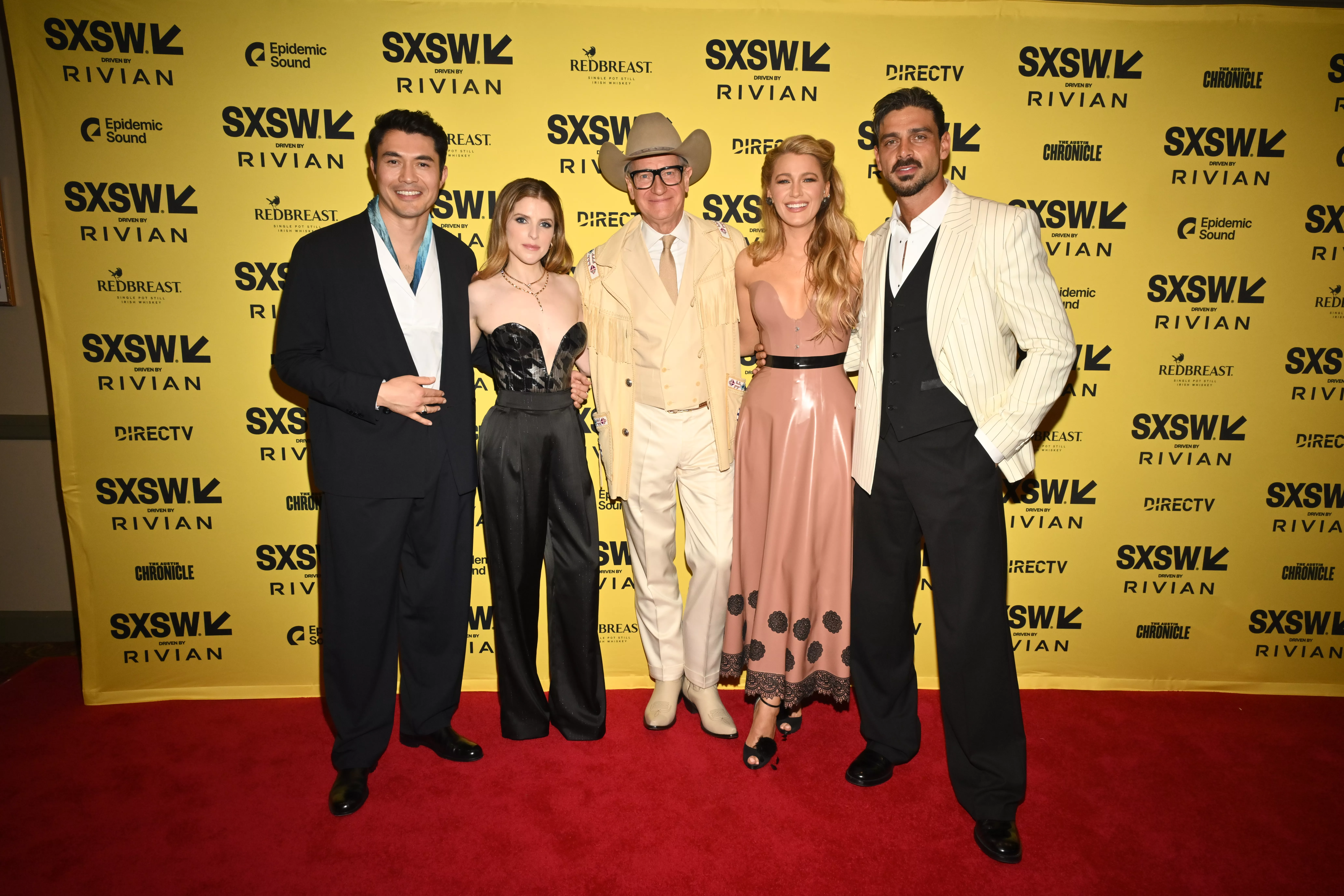 Henry Golding, Anna Kendrick, Paul Feig, Blake Lively, Michele Morrone en la premiere de 'Another Simple Favor' durante la Conferencia y Festivales SXSW en el Paramount Theatre el 7 de marzo de 2025 en Austin, Texas.