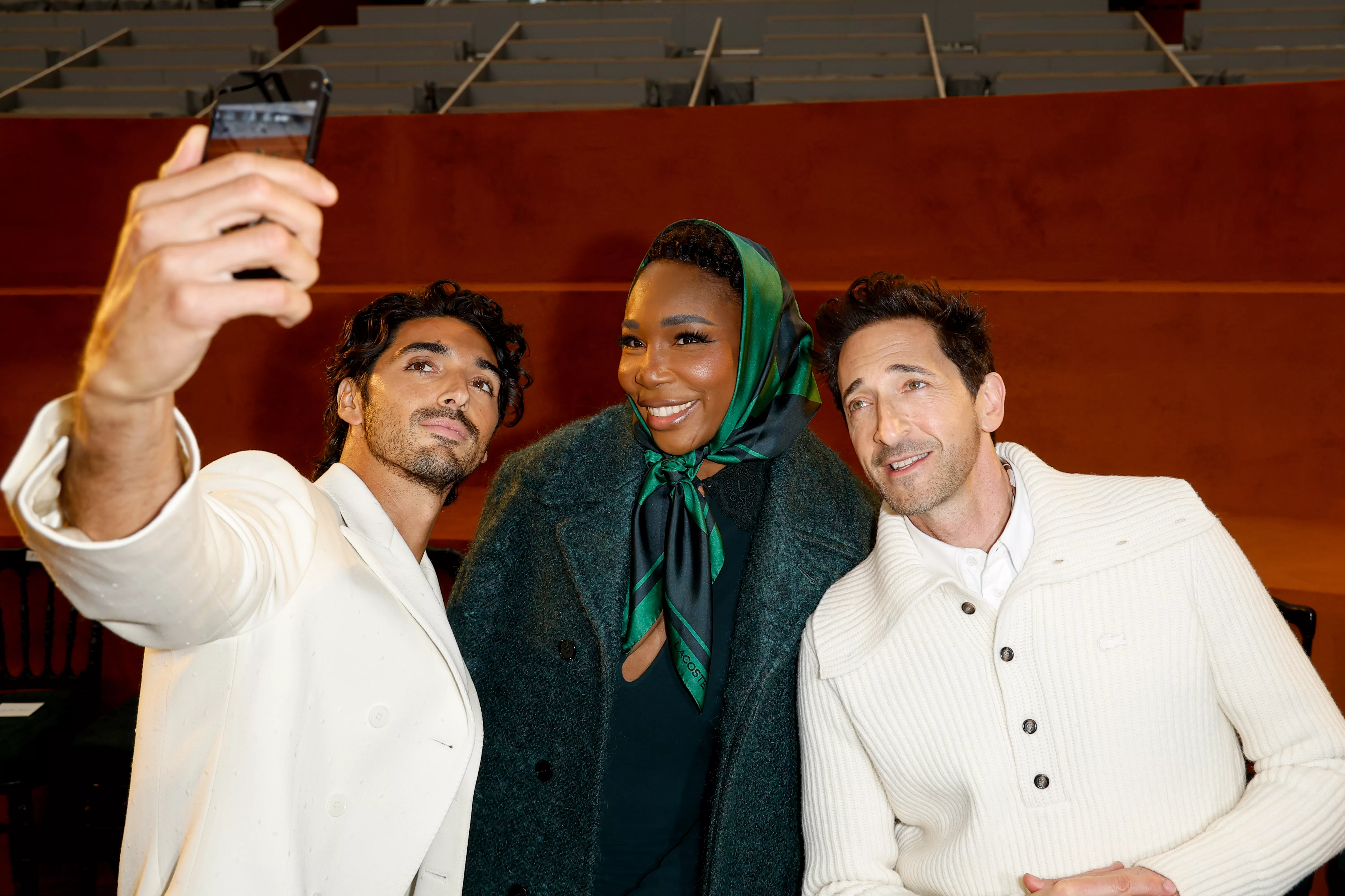 Taylor Zakhar Perez, Venus Williams, Adrien Brody en el desfile de modas Lacoste Fall RTW 2025 como parte de la Semana de la Moda de París el 9 de marzo de 2025 en París, Francia.