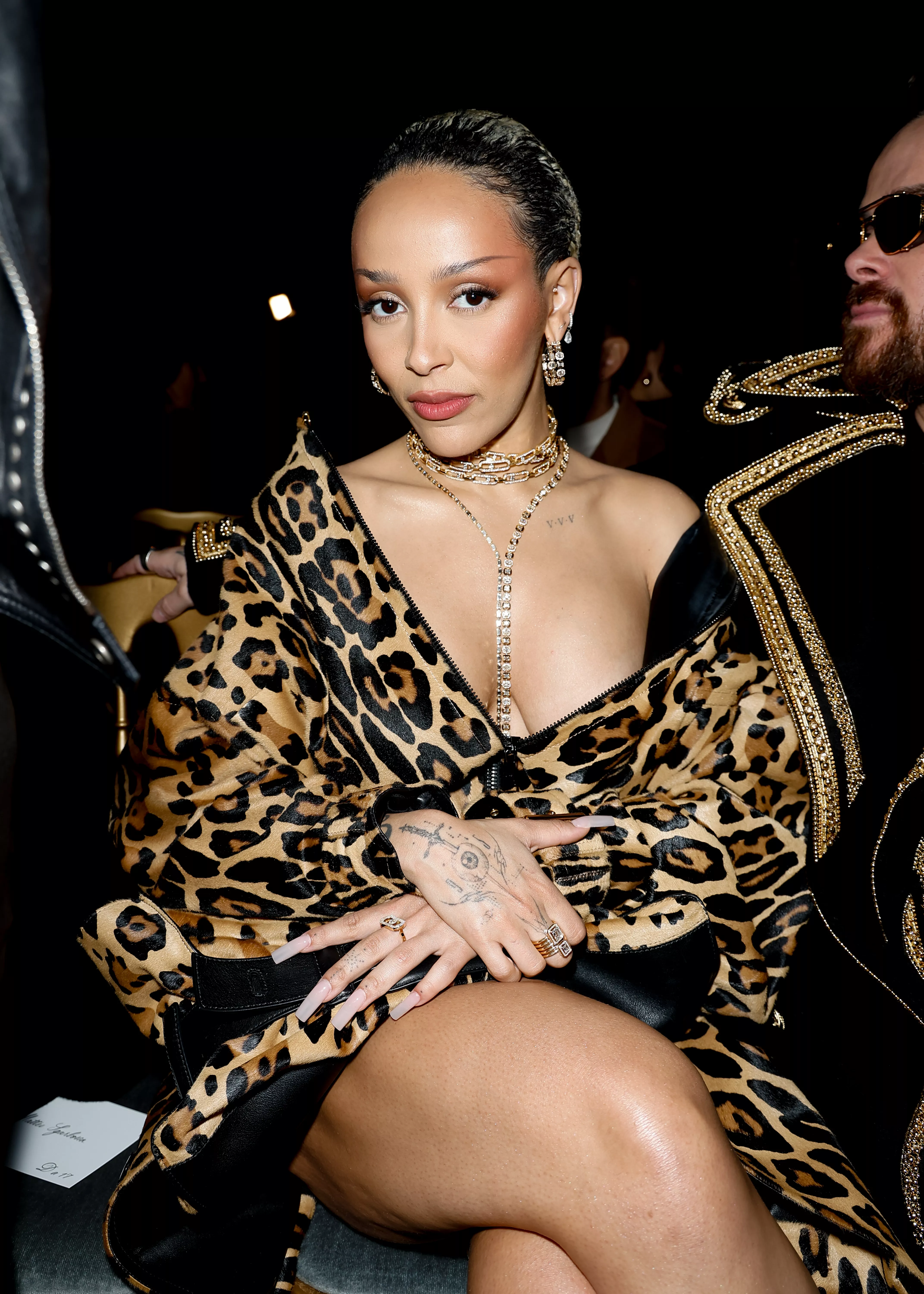 Doja Cat en el desfile de Balmain Fall RTW 2025 durante la Semana de la Moda de París el 5 de marzo de 2025 en París, Francia.